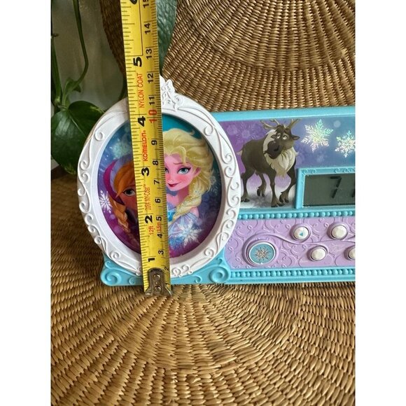 Disney’s Frozen Anna & Elsa clock - Picture 3 of 10